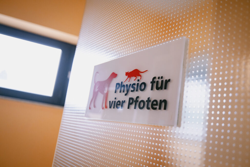 Türschild-Physio-auf-vier-Pfoten-Eurode-Tiergesundheit-Physiotherapie Schild auf einer Tür mit der Auschrift "Physio für vier Pfoten"